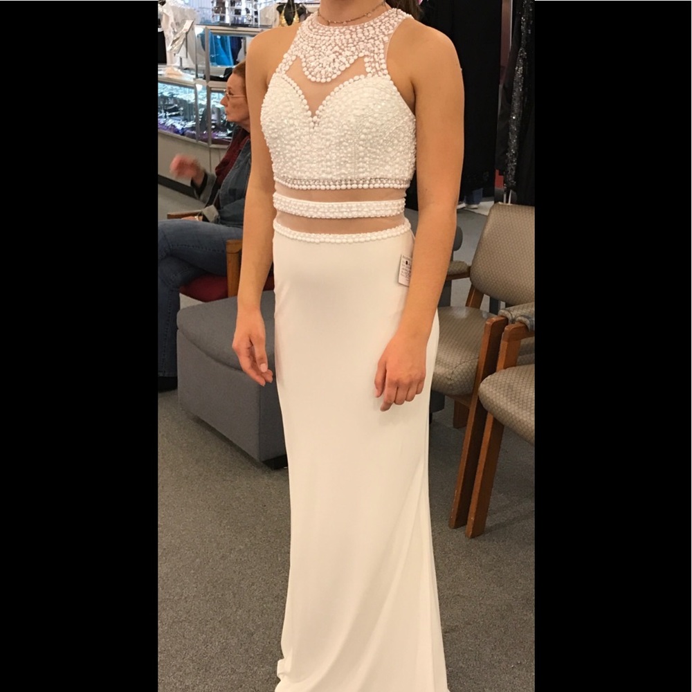 Blush size 2 Prom Dress